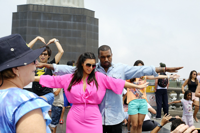 Kanye West e Kim Kardashian visitam o Cristo Redentor