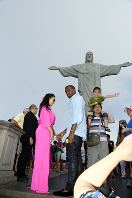 Kanye West e Kim Kardashian visitam o Cristo Redentor