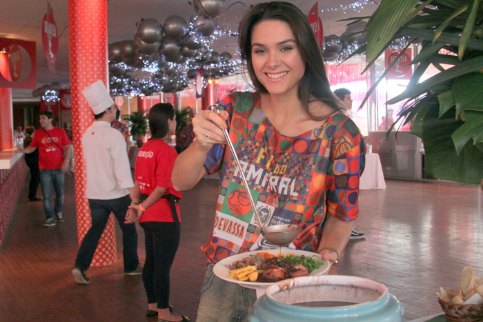 Fernanda Machado aproveita feijoada e Carnaval no Rio de Janeiro