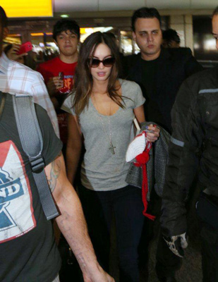 A atriz foi fotografada enquanto deixava o aeroporto de Guarulhos