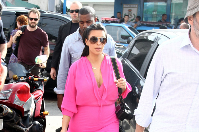  Kim Kardashian e Kanye West visitam a quadra da Mangueira