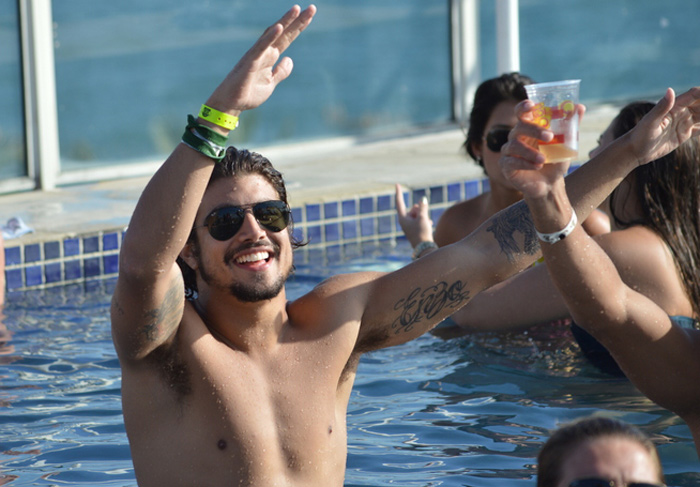 Caio Castro curte pool party em Salvador