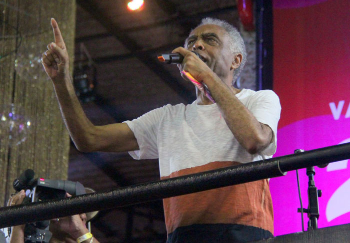 Gilberto Gil solta a voz em seu camarote de Salvador
