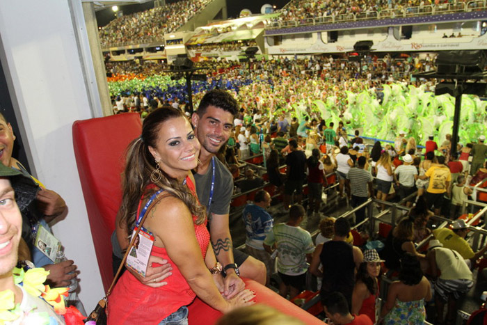 Ao lado do namorado, Viviane Araújo assiste desfiles da Serie A