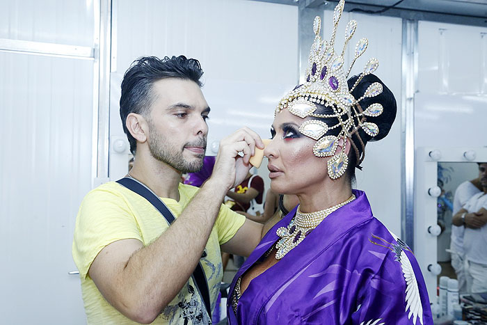 Scheila Carvalho e os últimos retoques antes do desfile