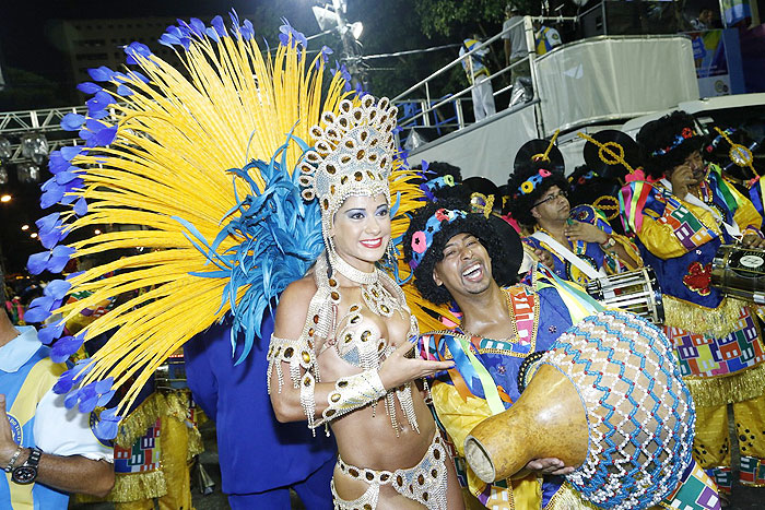 Mayra Cardi e a bateria da Paraíso da Tuiuti