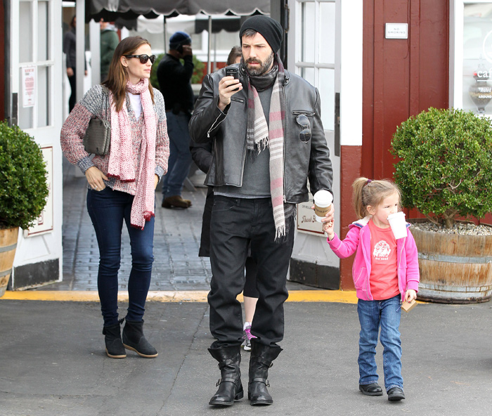 Ben Affleck esbanja estilo em passeio com a família