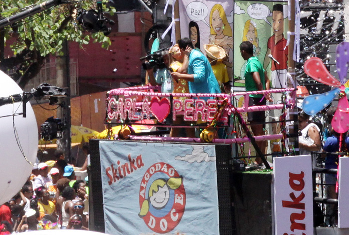 Casal vive clima de romance em dia de folia com a molecada