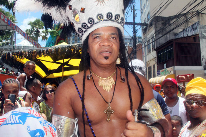 Carlinhos Brown ataca de índico com botas em cortejo em Salvador