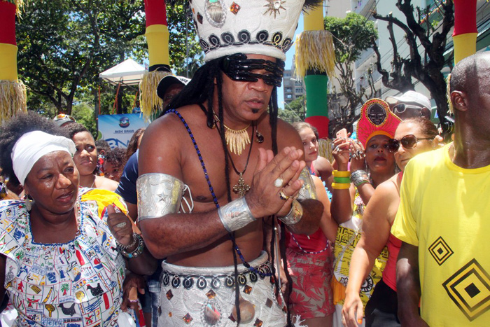 Carlinhos Brown faz oração antes de apresentação em Salvador