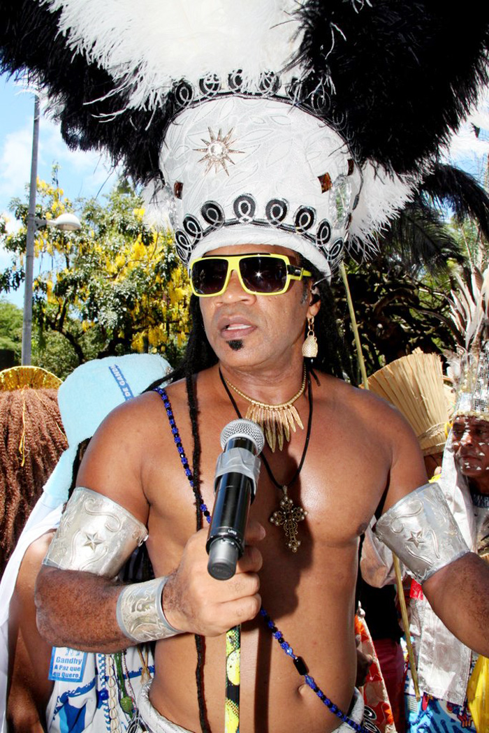 Carlinhos Brown todo cheio de estilo