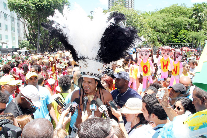 Carlinhos Brown no meio da multidão