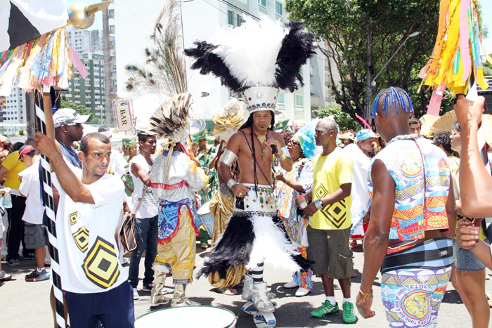 Carlinhos Brown escolhe temática indígena para primeiro dia de seu carnaval