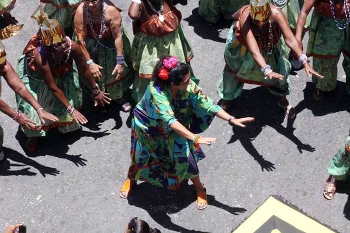 Regina Casé dança no bloco de Brown