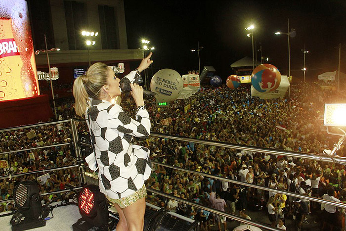 Claudia Leitte agita a multidão, em Salvador