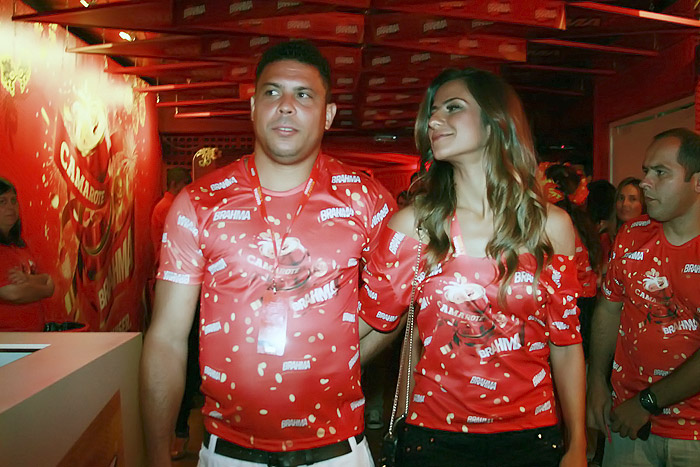 Ronaldo chega com namorada em camarote no Rio