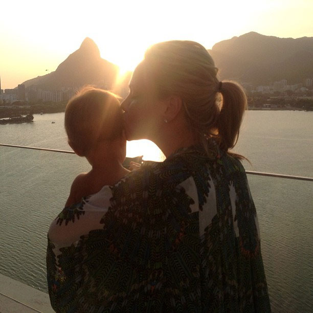 Eliana comemora aniversário do filho diante do pôr do sol do Rio de Janeiro