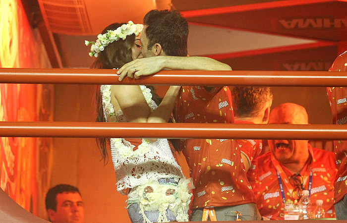 Em clima de Carnaval, Megan Fox é agarrada pelo marido em camarote