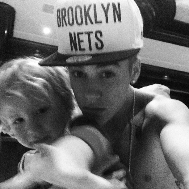 Justin Bieber paparica seus irmãos com fotos no Instagram
