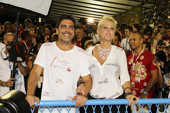 Xuxa cai na folia com seu namorado Junno Andrade