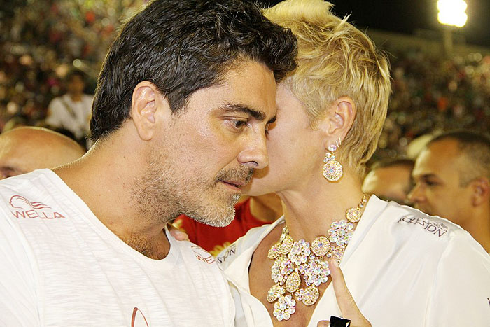 Xuxa cai na folia com seu namorado Junno Andrade