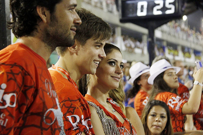 Carol Castro vive clima de romance em desfiles no Rio