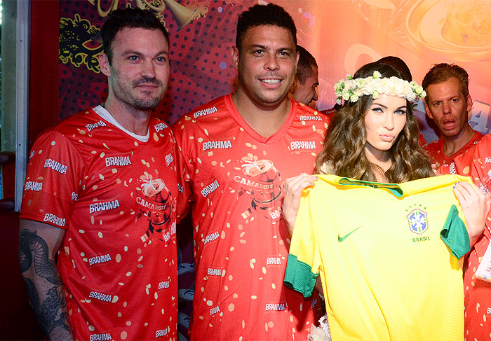 Ronaldo presenteia Megan Fox com camiseta da seleção do Brasil