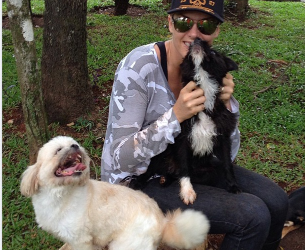 Ana Hickmann relaxa no Carnaval e passeia com os cachorros