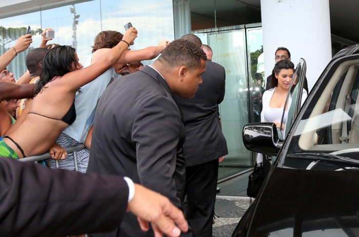 Kim Kardashian causa alvoroço ao deixar hotel no Rio