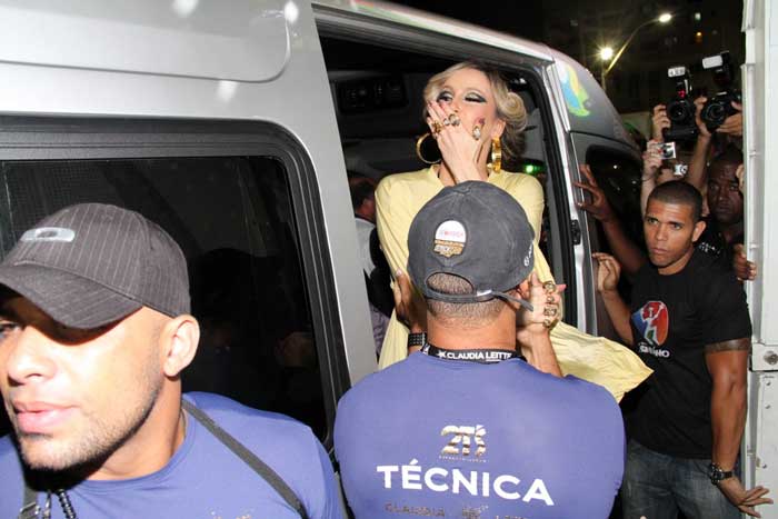 Claudia Leitte chega para comandar seu trio Largadinho, na segunda-feira de Carnaval