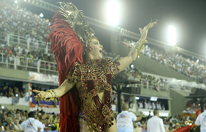 Vestida de princesa guerreira, Cláudia Raia abre o desfile da Beija-Flor