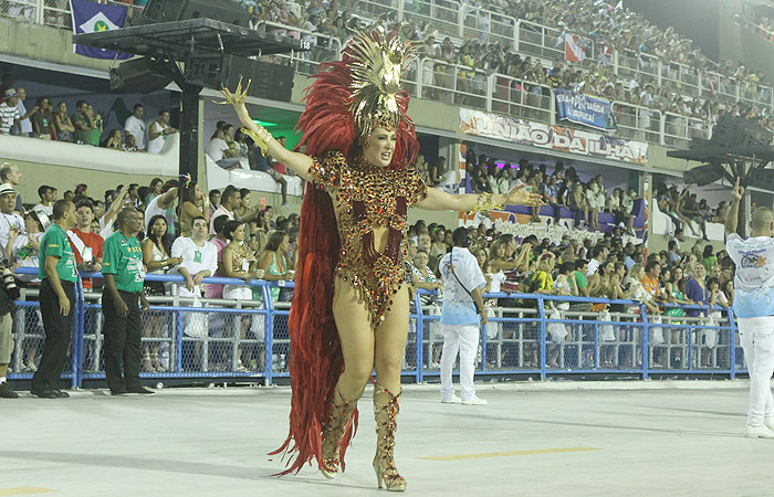 Vestida de princesa guerreira, Cláudia Raia abre o desfile da Beija-Flor