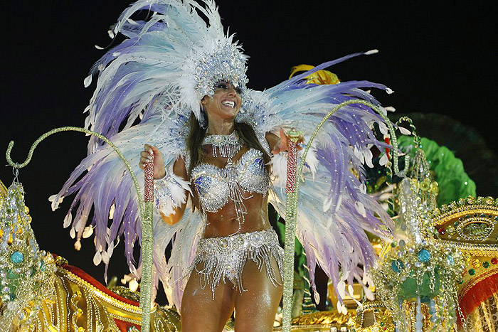 Nicole Bahls é ovacionada em desfile da Beija-Flor