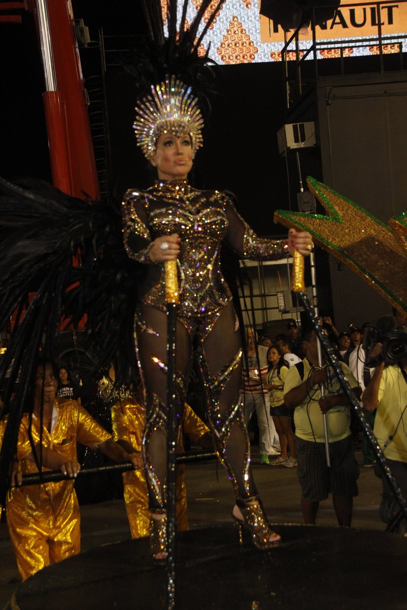 Christiane Torloni exibe corpão em desfile da Grande Rio OFuxico