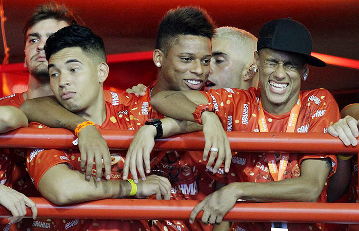 Depois de assédio, Neymar assiste a namorada de ala VIP da Sapucaí