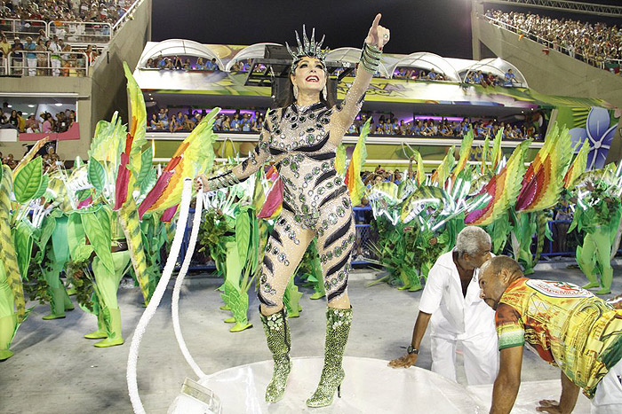 Christiane Torloni exibe corpão em desfile da Grande Rio