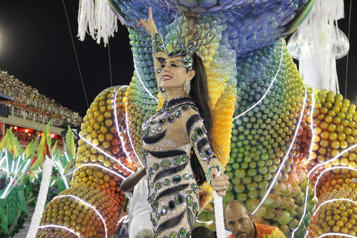 Christiane Torloni exibe corpão em desfile da Grande Rio