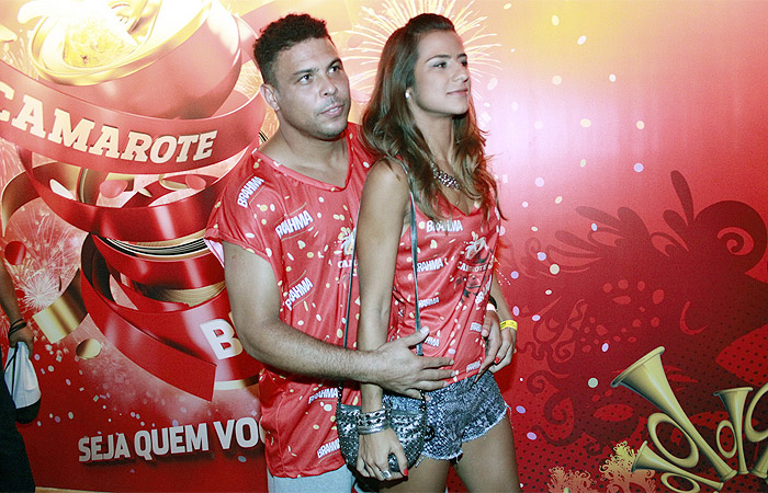 Ronaldo e Paula Morais dão bitoca em camarote