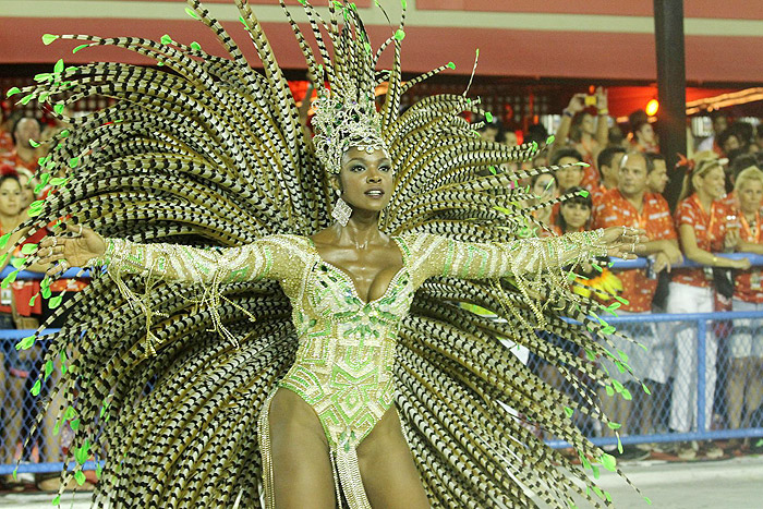 Cris Vianna se emociona em desfile Imperatriz Leopoldinense