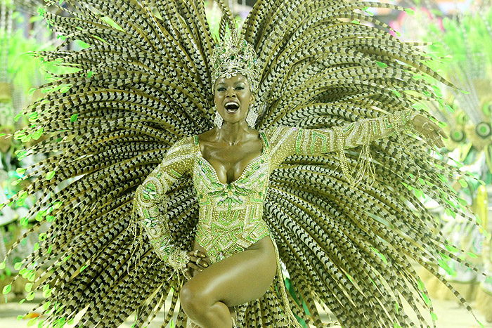 Cris Vianna se emociona em desfile Imperatriz Leopoldinense