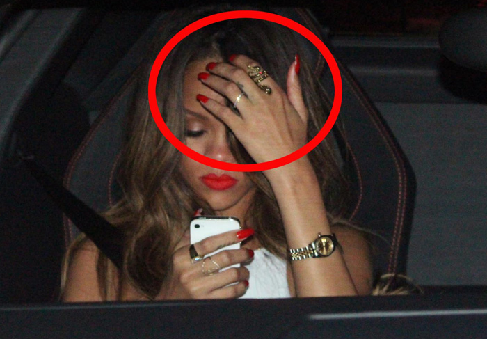 Rihanna expõe seu suposto anel de noivado ao sair de festa