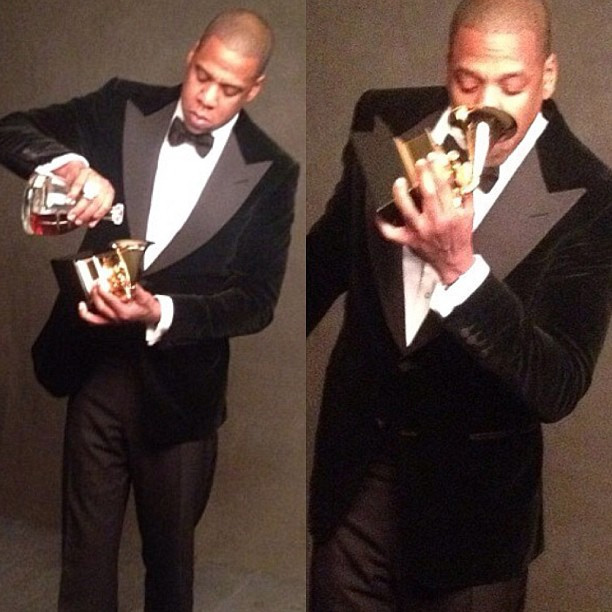  Jay-Z bebe conhaque em seu prêmio Grammy