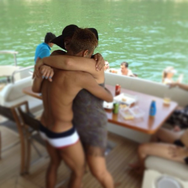  Neymar abraça a mãe e faz declaração