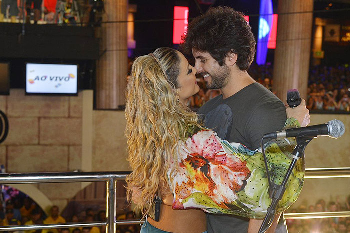 Para finalizar, Claudinha ganha um beijo de seu marido, Márcio Pedreira