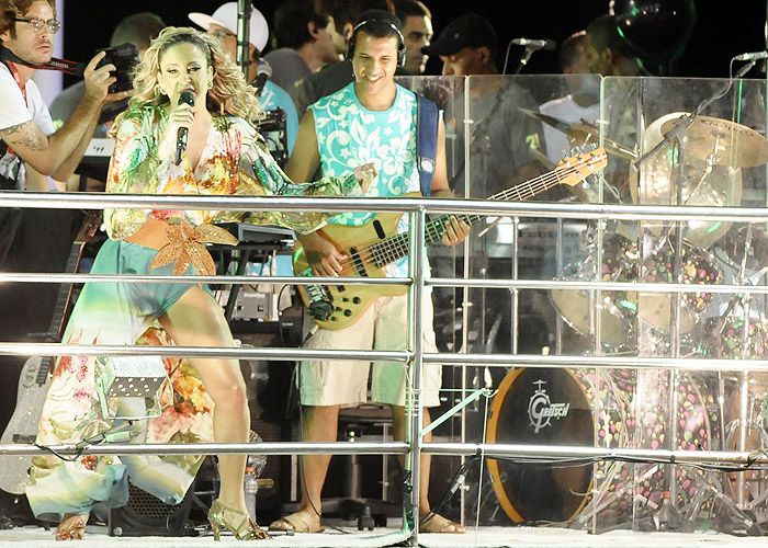 Claudia Leitte agita Salvador na última noite de Carnaval