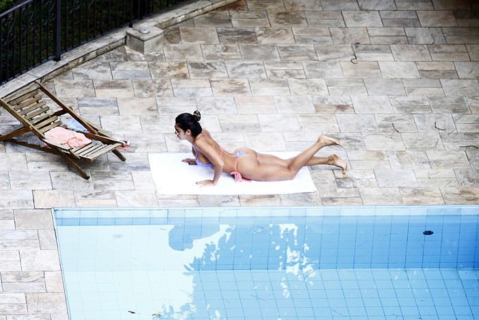 Graciella Carvalho curte descanso à beira da piscina