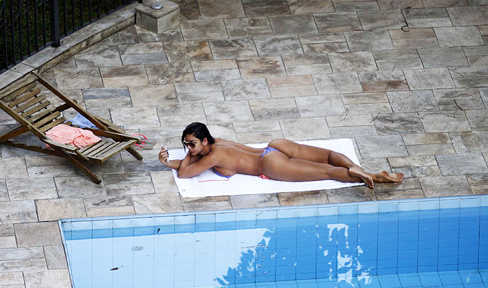 Graciella Carvalho faz topless à beira de piscina durante dia de descanso
