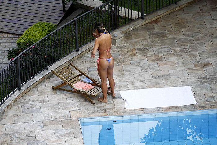 Graciella Carvalho tem dia de relax na piscina