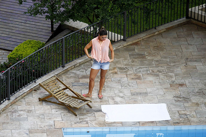 Graciella Carvalho se veste para deixar a piscina