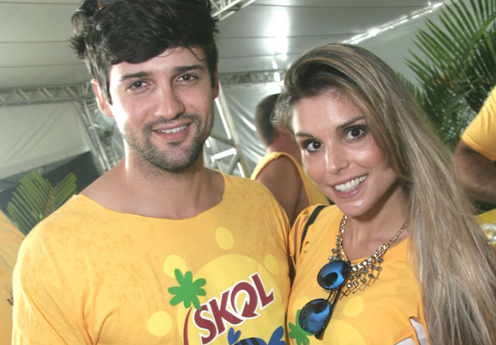 Natália Rodrigues e Rafael Zulu curtem camarote em Floripa
